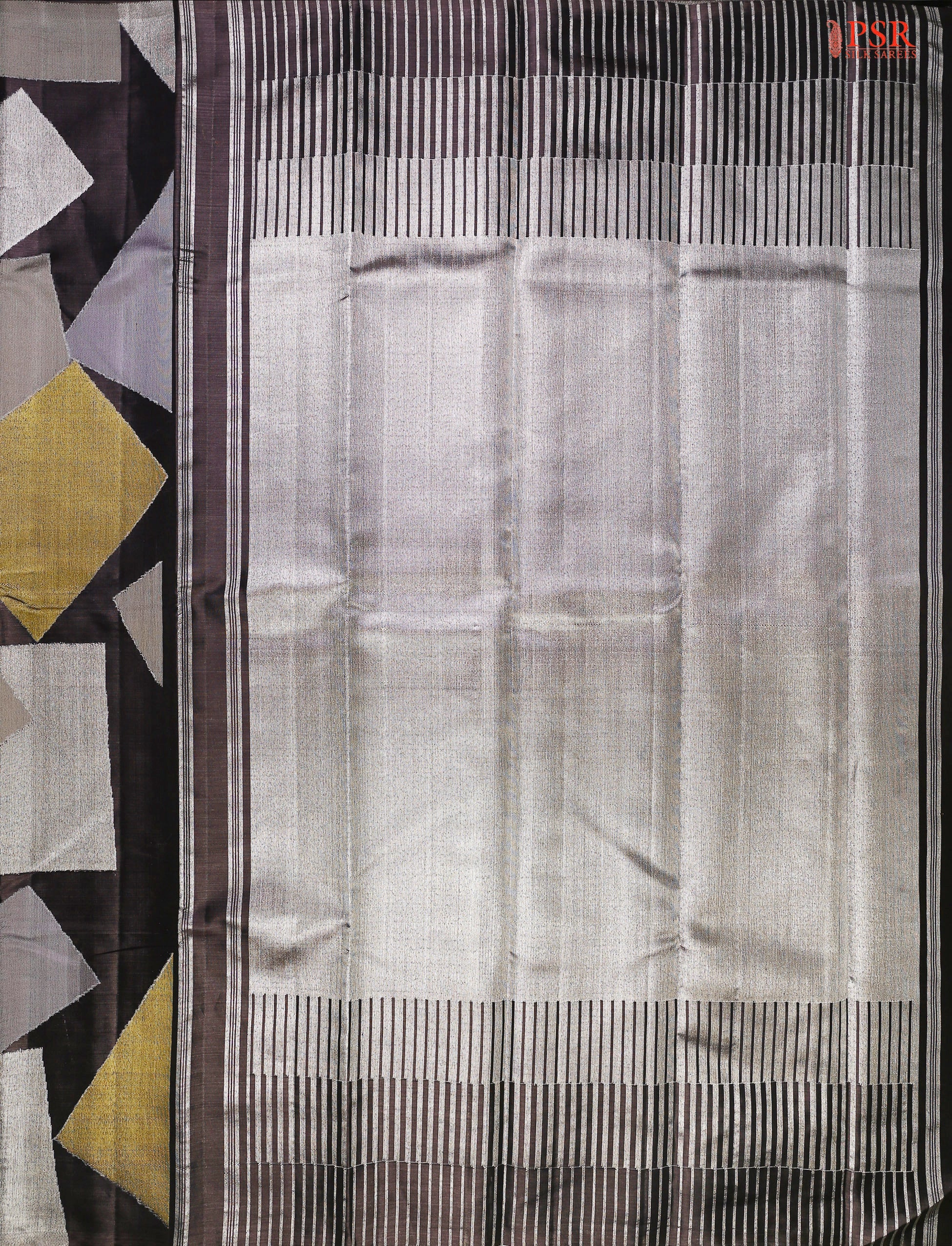 silver zari work pallu, enhancing the saree’s grandeur