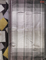 silver zari work pallu, enhancing the saree’s grandeur