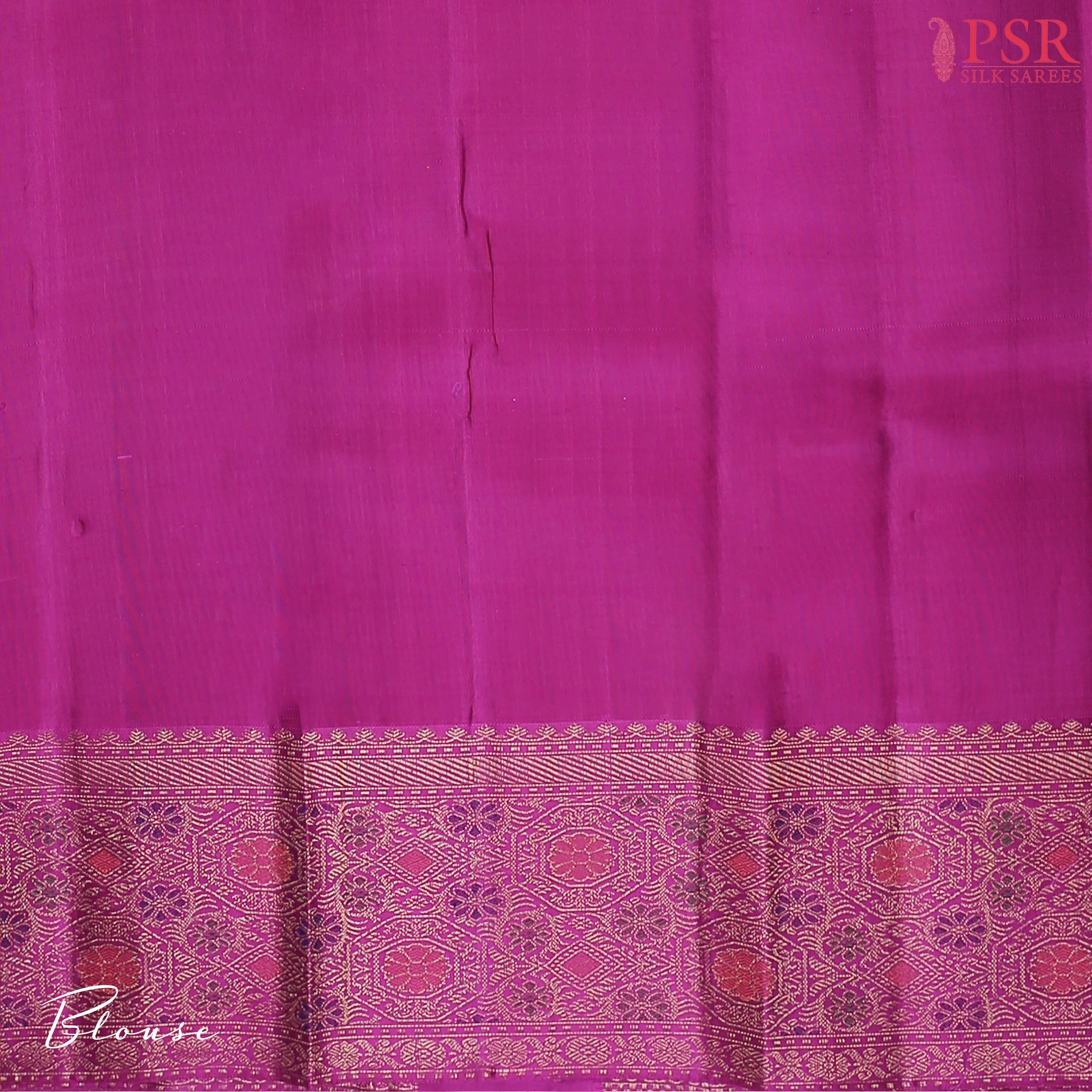 Plain Vadamalli Purple blouse, complementing the saree’s regal charm