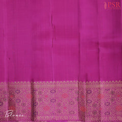 Plain Vadamalli Purple blouse, complementing the saree’s regal charm