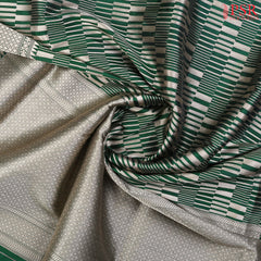 PSR Silk Sarees presents an elegant Dark Green Banaras Silk Saree, a masterpiece of heritage and craftsmanship.