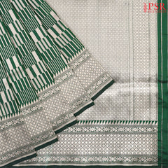 PSR Silk Sarees presents an elegant Dark Green Banaras Silk Saree, a masterpiece of heritage and craftsmanship.