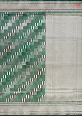 PSR Silk Sarees presents an elegant Dark Green Banaras Silk Saree, a masterpiece of heritage and craftsmanship.
