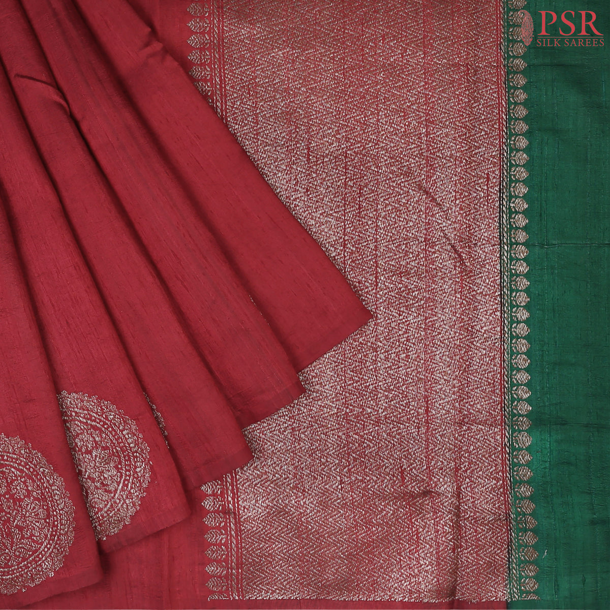 PSR Silks unveils a magnificent Berry Red Banaras Jute Silk Saree, beautifully paired with a luxurious Dark Green combination. 