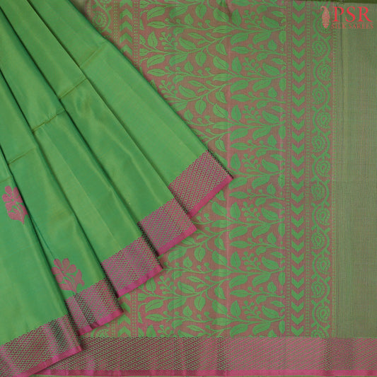 PSR Silk Sarees introduces the vibrant and enchanting Chateau Green Soft Silk Saree, a perfect blend of elegance and charm. This stunning saree is adorned with&nbsp;magenta pink thread floral motifs, creating a delicate yet striking contrast.