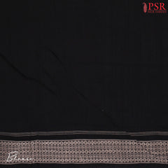 Plain Black blouse complementing the saree’s intricate detailing