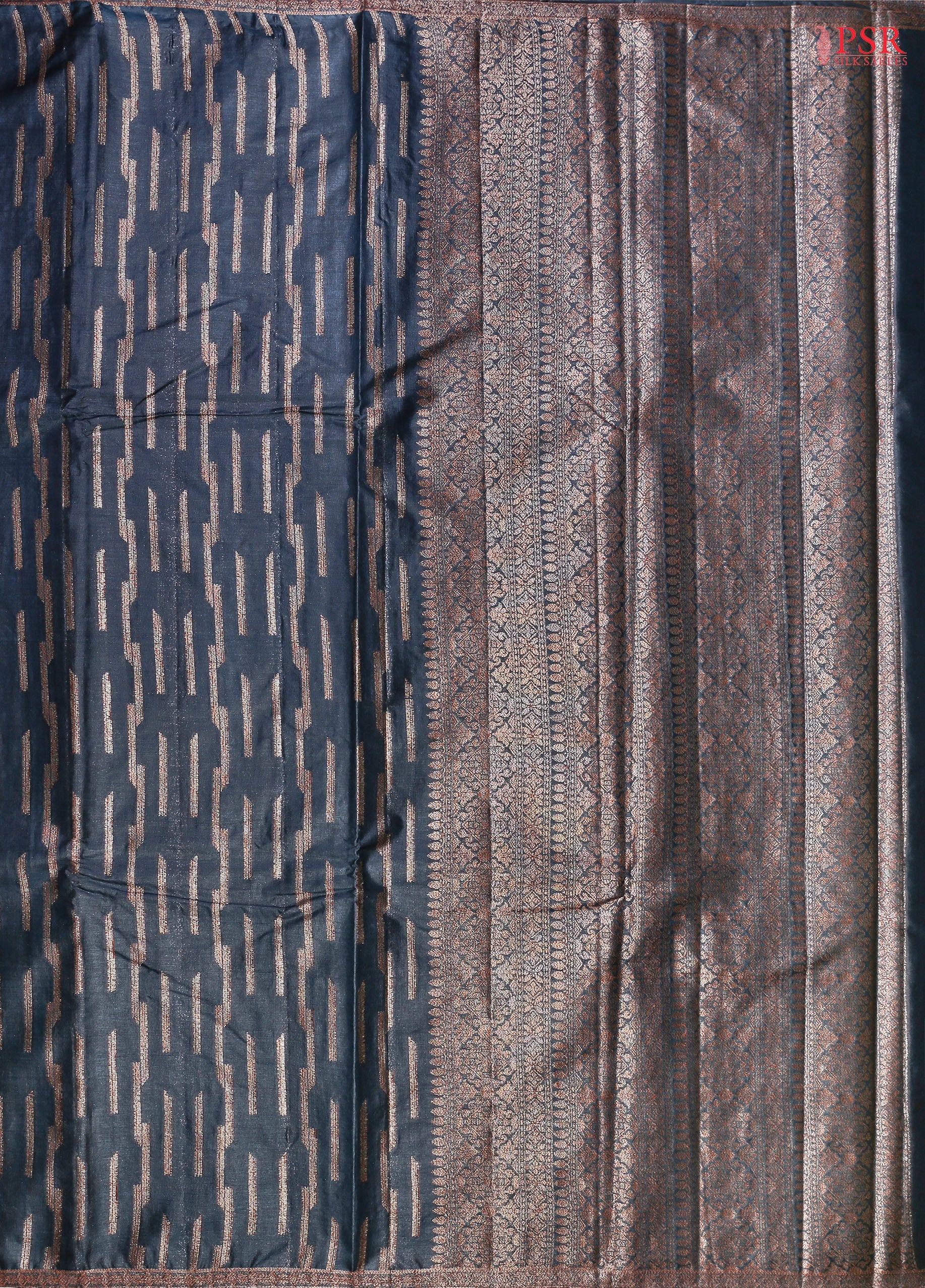 Intricate mixed zari pallu for a rich and regal finish