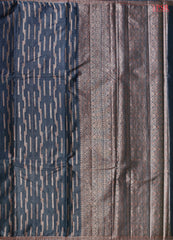 Intricate mixed zari pallu for a rich and regal finish