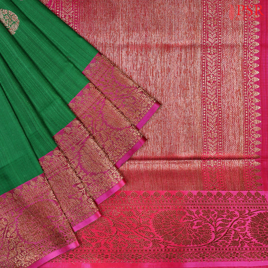 PSR Silks presents a majestic Emerald Green Banarasi Silk Saree, elegantly complemented by a vibrant Magenta hue.