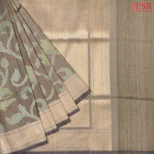 PSR Silks presents an enthralling Greige Grey Banarasi Jute Silk saree, a masterpiece of subtle sophistication. 