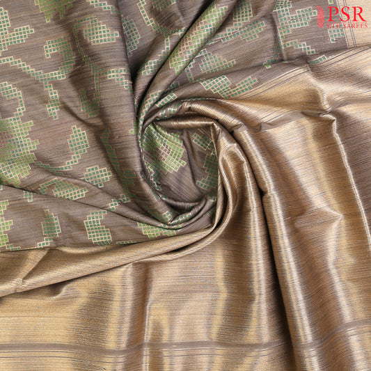 PSR Silks presents an enthralling Greige Grey Banarasi Jute Silk saree, a masterpiece of subtle sophistication. 