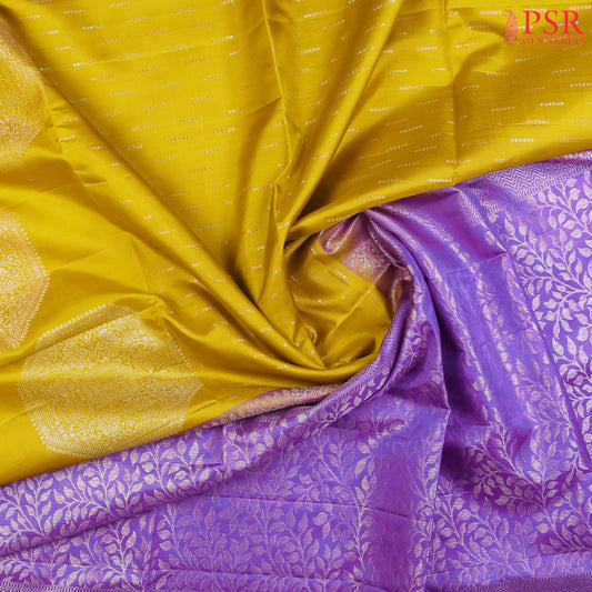 iscover the enchanting allure of our Olive Yellow Soft Silk Saree, perfectly paired with a chic Iris Lavender combination. Designed for the modern connoisseur of tradition, this borderless beauty redefines elegance.