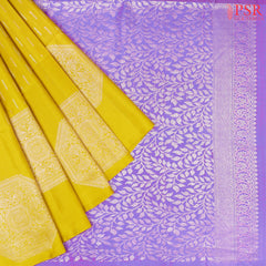 iscover the enchanting allure of our Olive Yellow Soft Silk Saree, perfectly paired with a chic Iris Lavender combination. Designed for the modern connoisseur of tradition, this borderless beauty redefines elegance.
