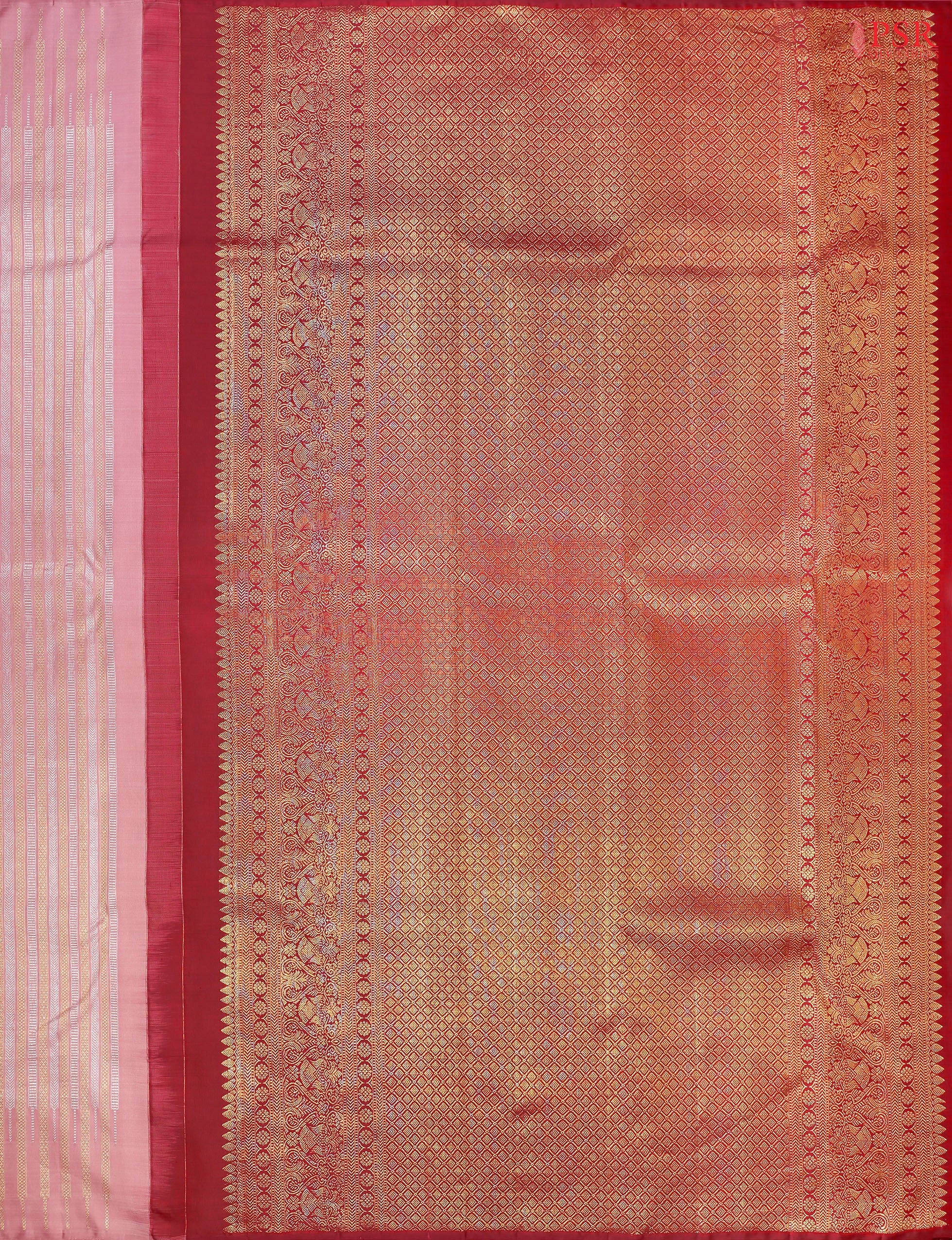 Rich Maroon-colored pallu with intricate zari work for a regal touch