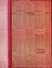 Rich Maroon-colored pallu with intricate zari work for a regal touch