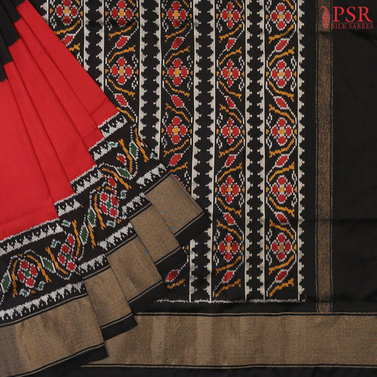 PSR Silks presents a stunning Tricolor pure Pochampally Ikkat Silk Saree, beautifully blending the shades of Floral White, Black, and Red. 
