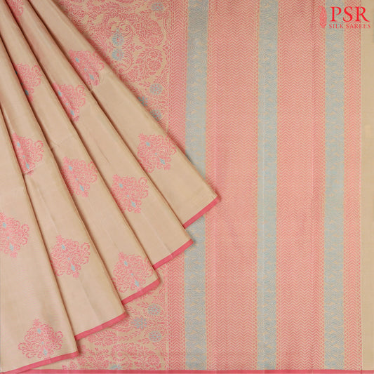 This exquisite Soft Silk saree in a soft Tussar Beige hue is beautifully contrasted with vibrant Punch Pink accents. Featuring intricate floral thread motifs woven into the fabric, this saree is a celebration of artistry and craftsmanship.
